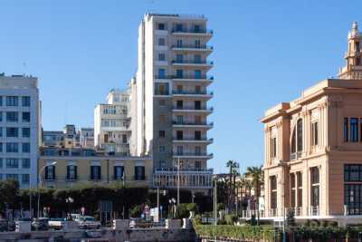 La storia del Palazzo della Motta: il discusso e iconico grattacielo che svetta nel cuore di Bari